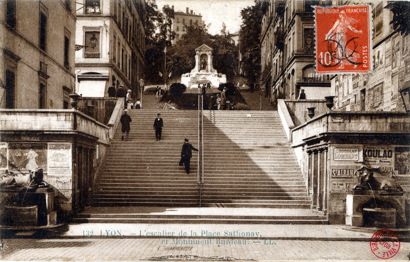 LYON : L' Escalier de la Place Sathonay et Monument Burdeau
